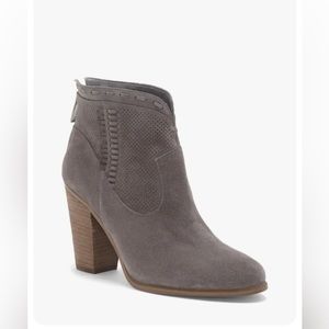 EUC! Vince Camuto Fretzia Gray Suede Leather 3.5" Block Heel Ankle Booties Sz 9